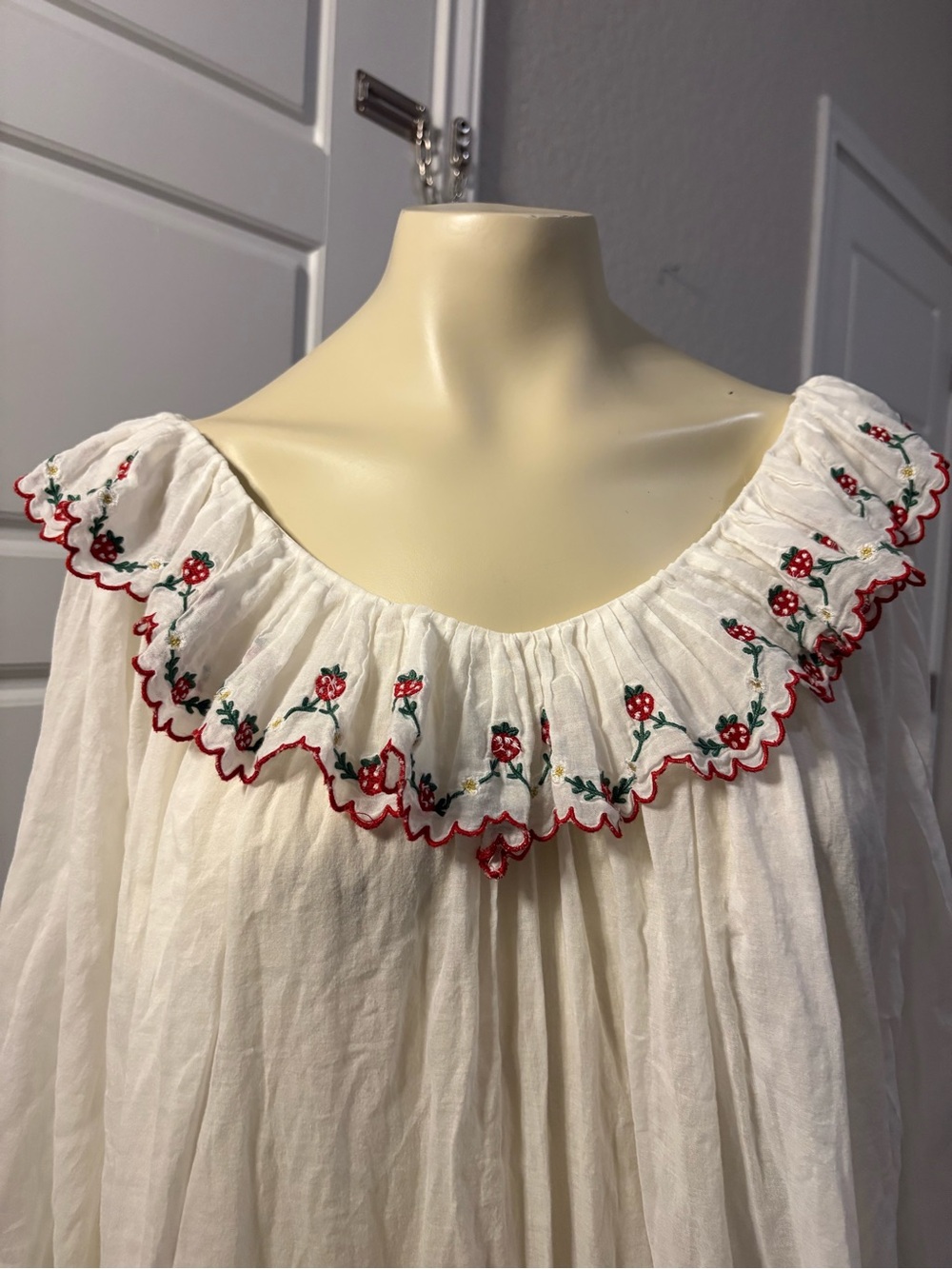 Doen Chateau Strawberry Embroidered Nightgown Size Small Very Rare - Picture 2 of 16
